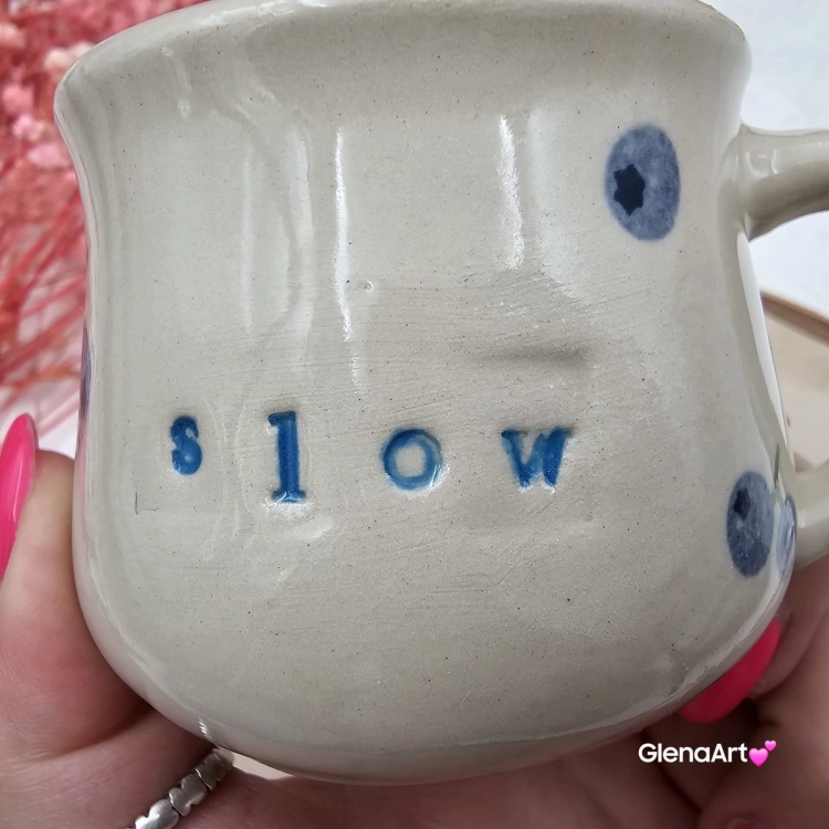 Kubek jagody ceramiczny slow i jagódki Glena Art beczułka mała kubeczek z uszkiem do kawy herbaty ulubiony kubek z napisem slow i jagódkami ceramiczny ceramika 120 ml