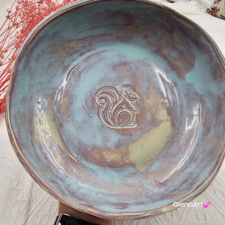 Miska ceramiczna jasna lawenda z wiewiórką Glena Art talerz głęboki na zupę 0,8 l ceramiczny niebieski ceramika rękodzieło ręcznie robiona z formy miska talerz do zupy z jasnej masy kamionkowej jasny niebieski