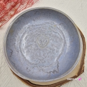 Miska ceramiczna truskawka jasna lawenda Glena Art talerz głęboki na zupę 0,8 l ceramiczny niebieski ceramika rękodzieło ręcznie robiona z formy miska talerz do zupy z jasnej masy kamionkowej jasny niebieski z odciskiem truskawki