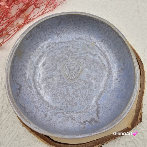 Miska ceramiczna truskawka jasna lawenda Glena Art talerz głęboki na zupę 0,8 l ceramiczny niebieski ceramika rękodzieło ręcznie robiona z formy miska talerz do zupy z jasnej masy kamionkowej jasny niebieski z odciskiem truskawki
