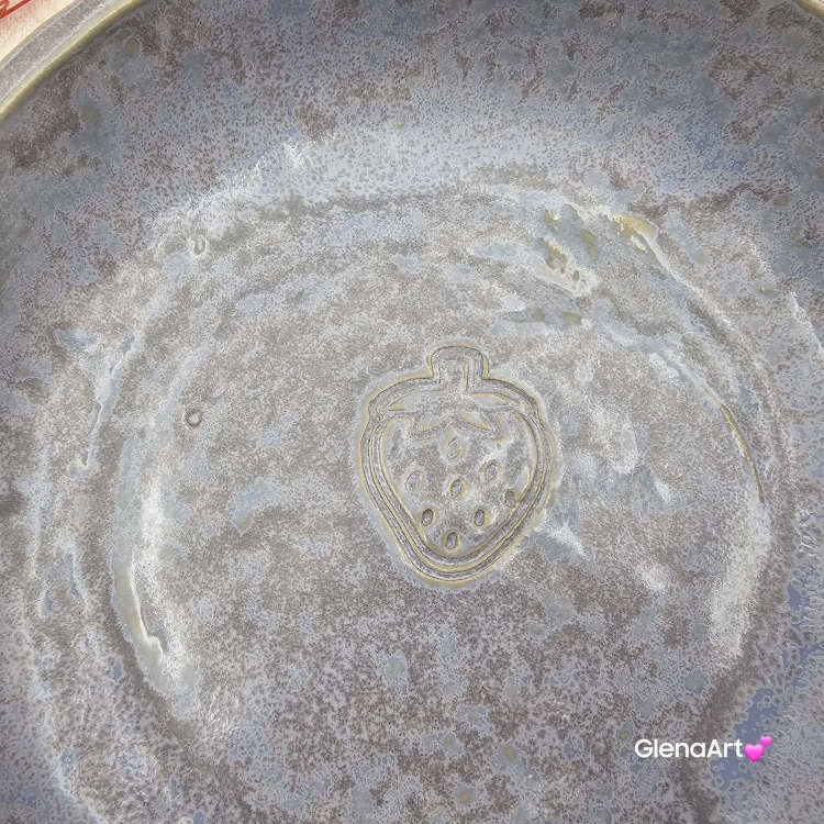 Miska ceramiczna truskawka jasna lawenda Glena Art talerz głęboki na zupę 0,8 l ceramiczny niebieski ceramika rękodzieło ręcznie robiona z formy miska talerz do zupy z jasnej masy kamionkowej jasny niebieski z odciskiem truskawki