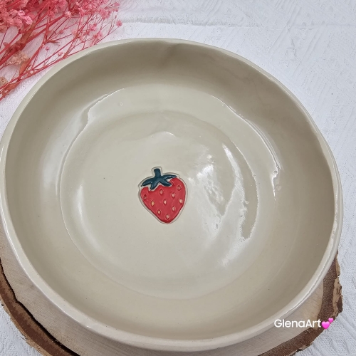 Miska ceramiczna truskawka Glena Art talerz głęboki na zupę 0,8 l ceramiczny ceramika rękodzieło ręcznie robiona z formy miska talerz do zupy z jasnej masy kamionkowej malowana czerwona truskawka