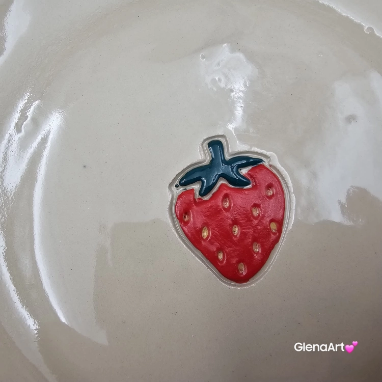 Miska ceramiczna truskawka Glena Art talerz głęboki na zupę 0,8 l ceramiczny ceramika rękodzieło ręcznie robiona z formy miska talerz do zupy z jasnej masy kamionkowej malowana czerwona truskawka
