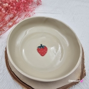 Miska ceramiczna truskawka Glena Art talerz głęboki na zupę 0,8 l ceramiczny ceramika rękodzieło ręcznie robiona z formy miska talerz do zupy z jasnej masy kamionkowej malowana czerwona truskawka