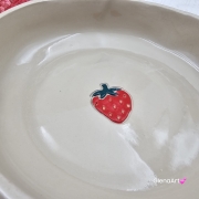 Miska ceramiczna truskawka Glena Art talerz głęboki na zupę 0,8 l ceramiczny ceramika rękodzieło ręcznie robiona z formy miska talerz do zupy z jasnej masy kamionkowej malowana czerwona truskawka