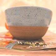 Miska ceramiczna nakrapiana z szarej gliny w błękitnym szkliwie na musli lub zupę ręcznie toczona