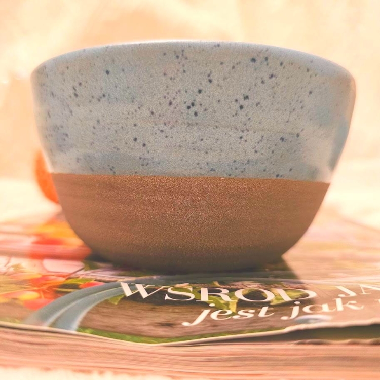 Miska ceramiczna nakrapiana z szarej gliny w błękitnym szkliwie na musli lub zupę ręcznie toczona
