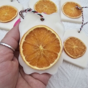 Zawieszka florencka z wosku sojowego zawieszki świąteczne o zapachu Christmas Magic naturalna z dodatkami świątecznymi i na sznurku naturalna zawieszka na choinkę do szafy woskowa zawieszka wosk sojowy zawieszka naturalna z suszonymi dodatkami pomarańczy