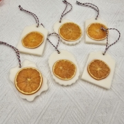 Zawieszka florencka z wosku sojowego zawieszki świąteczne o zapachu Christmas Magic naturalna z dodatkami świątecznymi i na sznurku naturalna zawieszka na choinkę do szafy woskowa zawieszka wosk sojowy zawieszka naturalna z suszonymi dodatkami pomarańczy