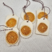 Zawieszka florencka z wosku sojowego zawieszki świąteczne o zapachu Christmas Magic naturalna z dodatkami świątecznymi i na sznurku naturalna zawieszka na choinkę do szafy woskowa zawieszka wosk sojowy zawieszka naturalna z suszonymi dodatkami pomarańczy