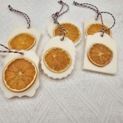 Zawieszka florencka z wosku sojowego zawieszki świąteczne o zapachu Christmas Magic naturalna z dodatkami świątecznymi i na sznurku naturalna zawieszka na choinkę do szafy woskowa zawieszka wosk sojowy zawieszka naturalna z suszonymi dodatkami pomarańczy