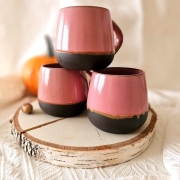 Kubek ceramiczny Beczułka z uchem ręcznie robiony 320 ml - MALINA rękodzieło kolor malinowy