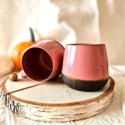Kubek ceramiczny Beczułka z uchem ręcznie robiony 320 ml - MALINA rękodzieło kolor malinowy